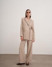yan bağlamalı ceketli takım bej