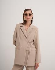 yan bağlamalı ceketli takım bej 2