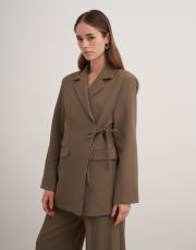 yan bağlamalı ceketli takım kahverengi