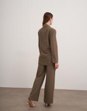 yan bağlamalı ceketli takım kahverengi 4